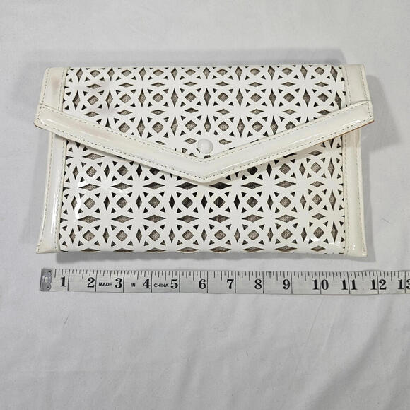 Sondra Roberts Squared Handbag Diagonal Open Cut White on Beige Chain and Snap - Picture 9 of 12